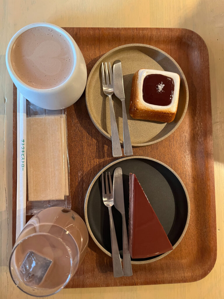 Tablett mit Schokokuchen, kalter und warmer Trinkschokolade